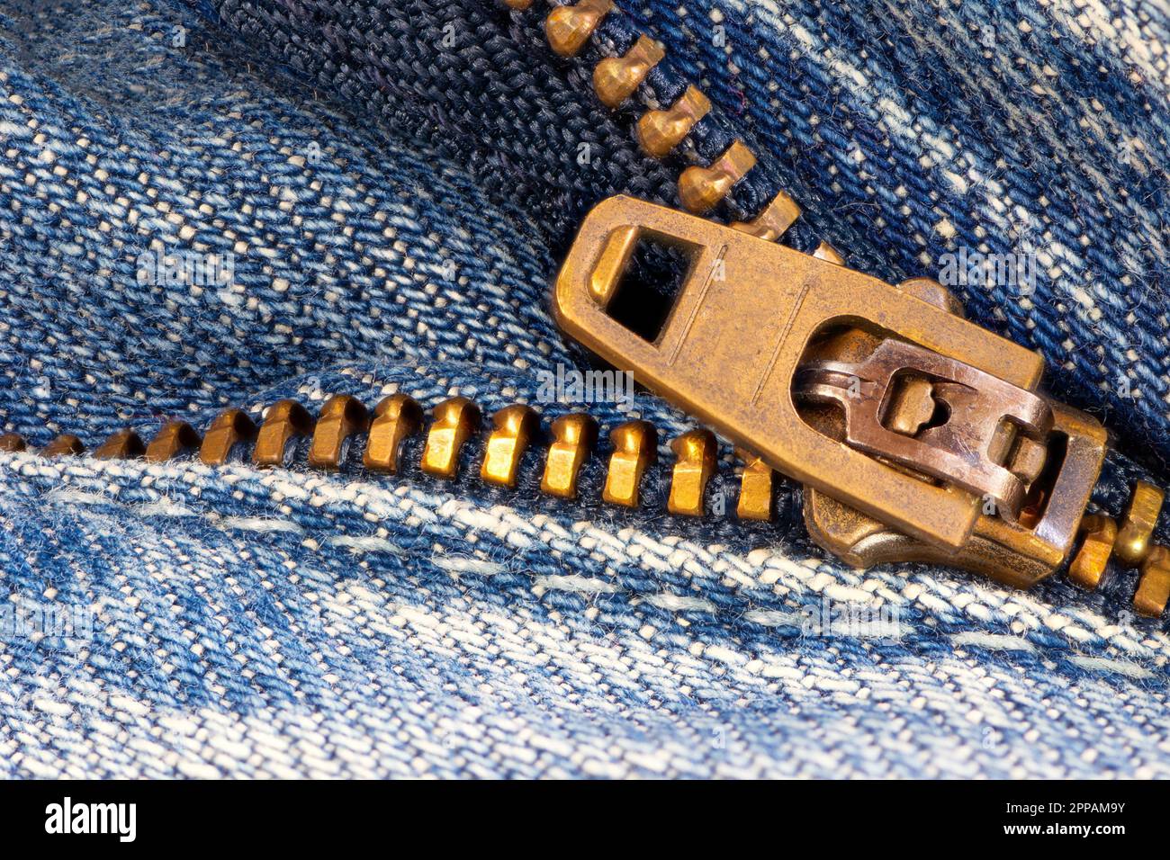 Offener Reißverschluss einer abgenutzten blauen Jeans Stockfoto