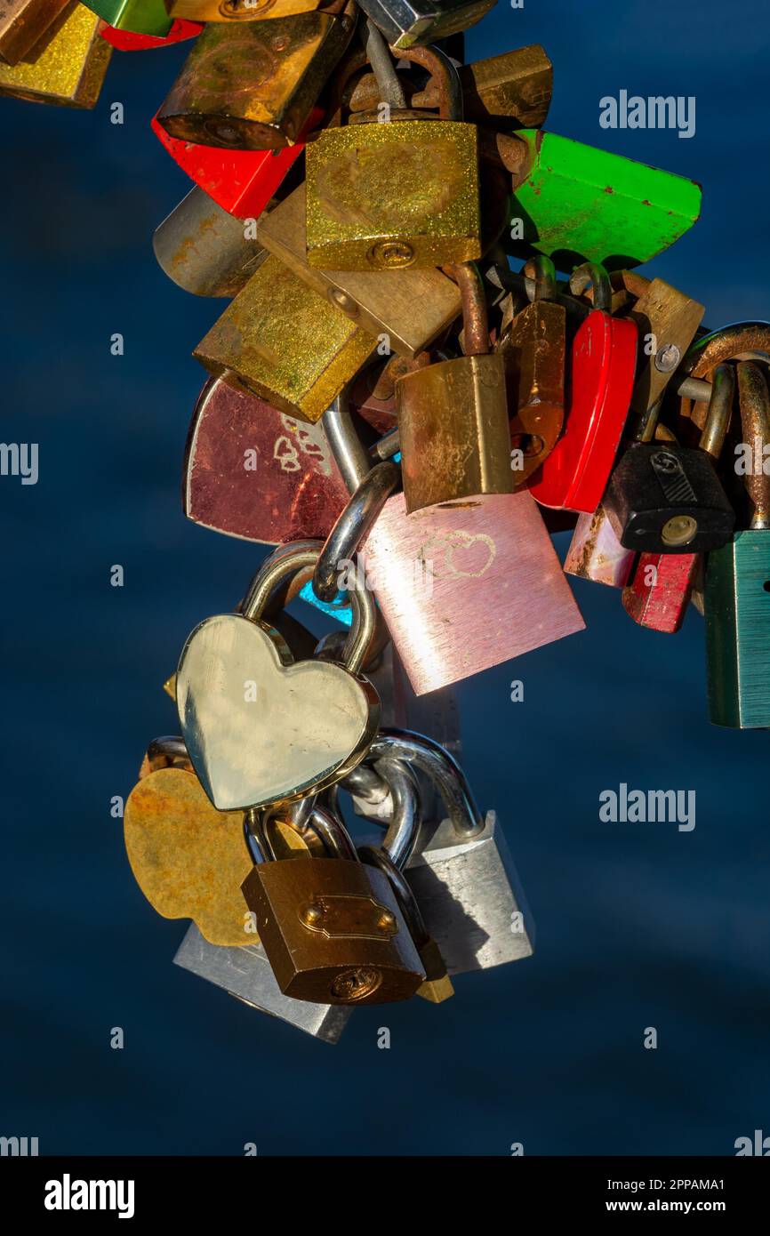 Liebesschlösser als Symbol für ewige Liebe Stockfoto