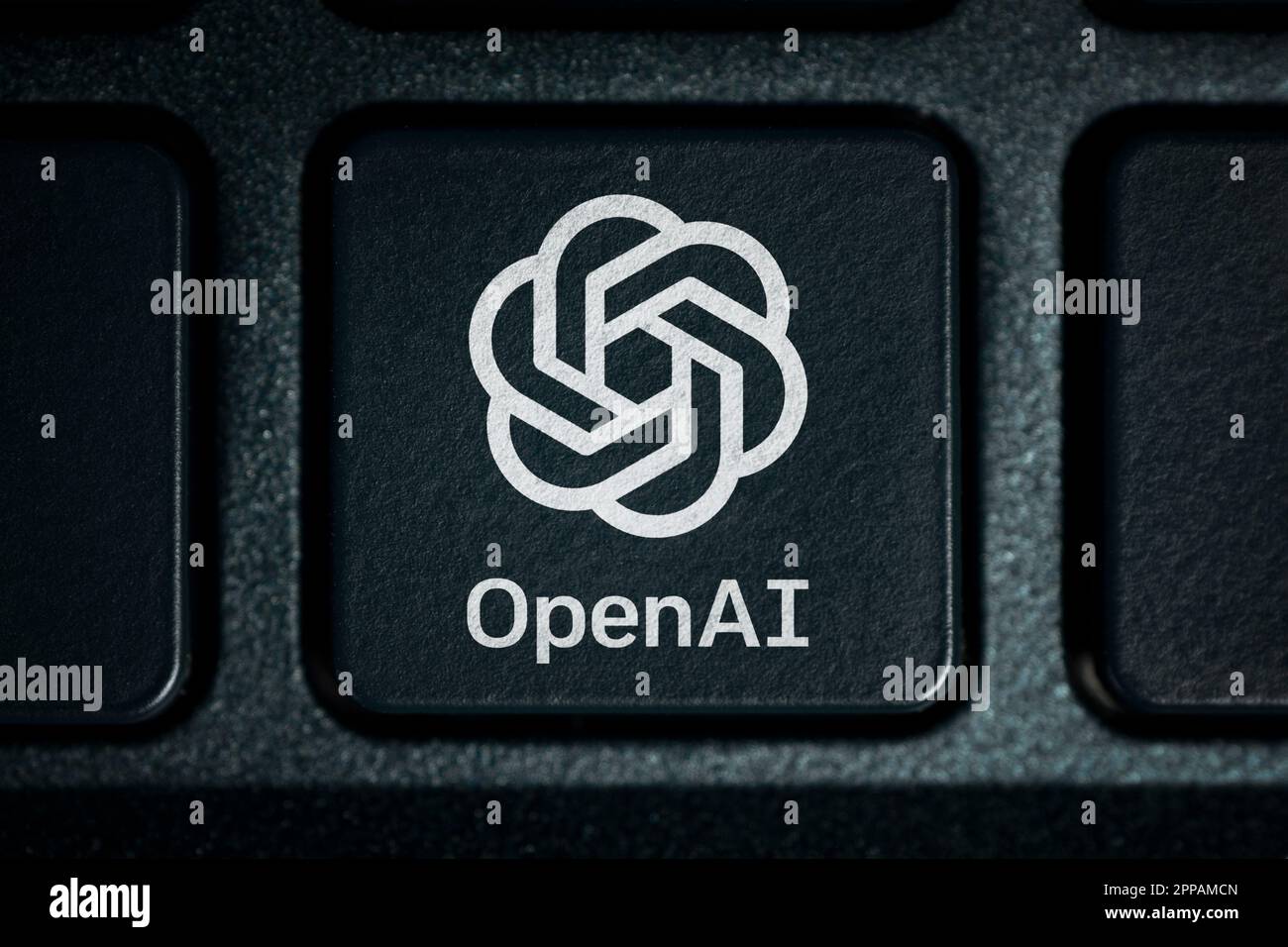 Open AI – amerikanisches Unternehmen, das an der Entwicklung und Lizenzierung von Technologien auf Basis maschinellen Lernens beteiligt ist. Logo OpenAI auf einer schwarzen Tastatur. Barnaul. Stockfoto