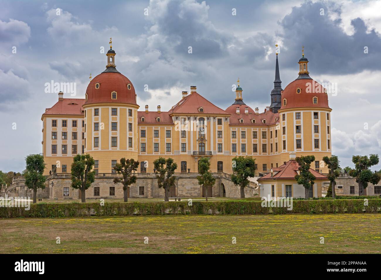 MORITZBURG, DEUTSCHLAND - 21. AUGUST: Schloss Moritzburg in Moritzburg, Germnay am 21. August 2018. Das barocke Schloss wurde im 16. Jahrhundert von erbaut Stockfoto