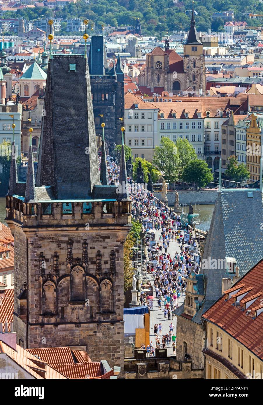 Prag, tschechische Republik - 4. SEPTEMBER: Touristen an der Karlsbrücke in Prag, Tschechische Republik ab dem 4. September 2019. Foto von Mala Strana mit Stockfoto