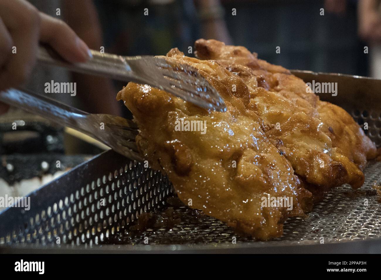 Der gebratene cempedak, das Obst ist ähnlich mit Jackfrucht, aber mit starkem Geruch und weicheren. Mit Mehl bedeckt. Lebensmittelfotografie. Stockfoto