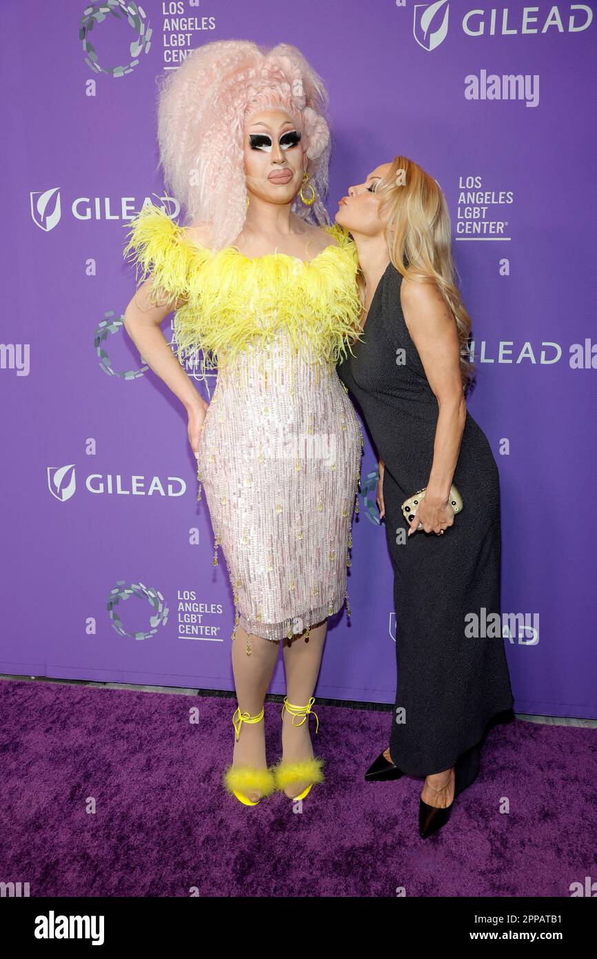 Los Angeles, Ca. 22. April 2023. TRIXIE Mattel, Pamela Anderson, im Los Angeles LGBT Center Gala 2023 am Fairmont Century Plaza in Los Angeles, Kalifornien, am 22. April 2023. Kredit: Faye Sadou/Media Punch/Alamy Live News Stockfoto