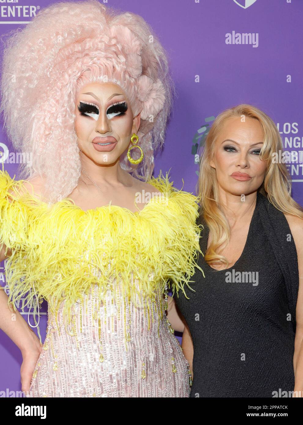 Los Angeles, Ca. 22. April 2023. TRIXIE Mattel, Pamela Anderson, im Los Angeles LGBT Center Gala 2023 am Fairmont Century Plaza in Los Angeles, Kalifornien, am 22. April 2023. Kredit: Faye Sadou/Media Punch/Alamy Live News Stockfoto