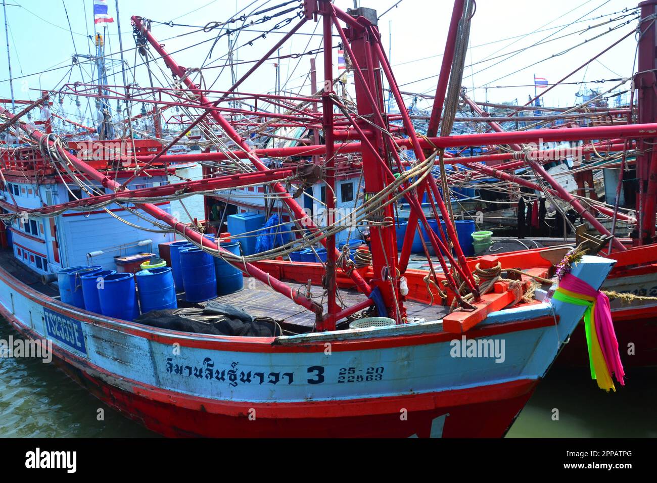 Farbenfrohe thailändische Fischerboote am Hafen am Rayong River, Provinz Rayong, Thailand, Südostasien. Rayong ist eine Stadt an der Ostküste des Golfs von Thailand und die Hauptstadt der Provinz Rayong. Die Fischerei ist ein wichtiger Wirtschaftszweig in diesem Bereich. Stockfoto