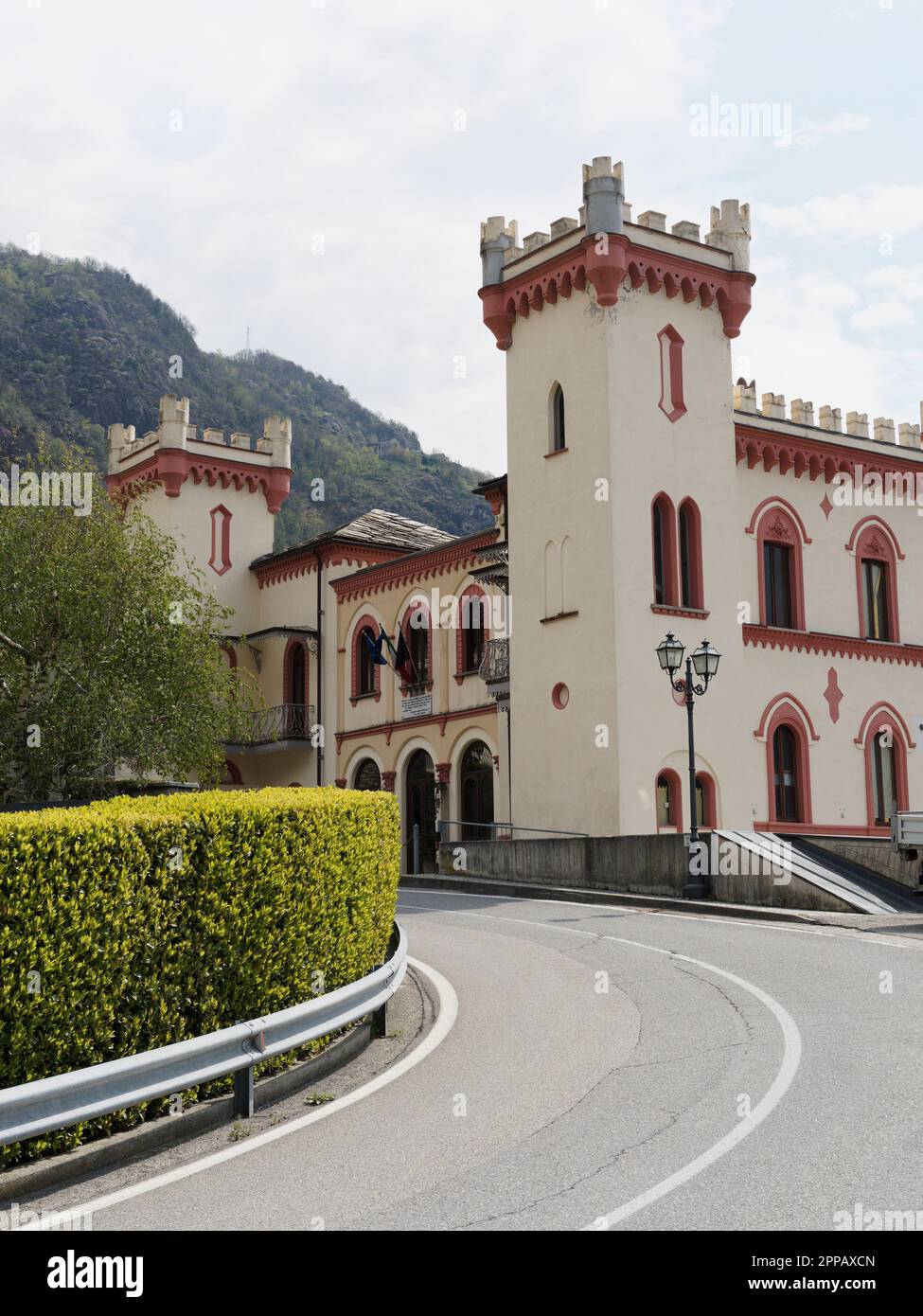Schloss Baraing aus dem 19. Jahrhundert in der Stadt Pont-Saint-Martin, Aosta Valley, NW Italien Stockfoto