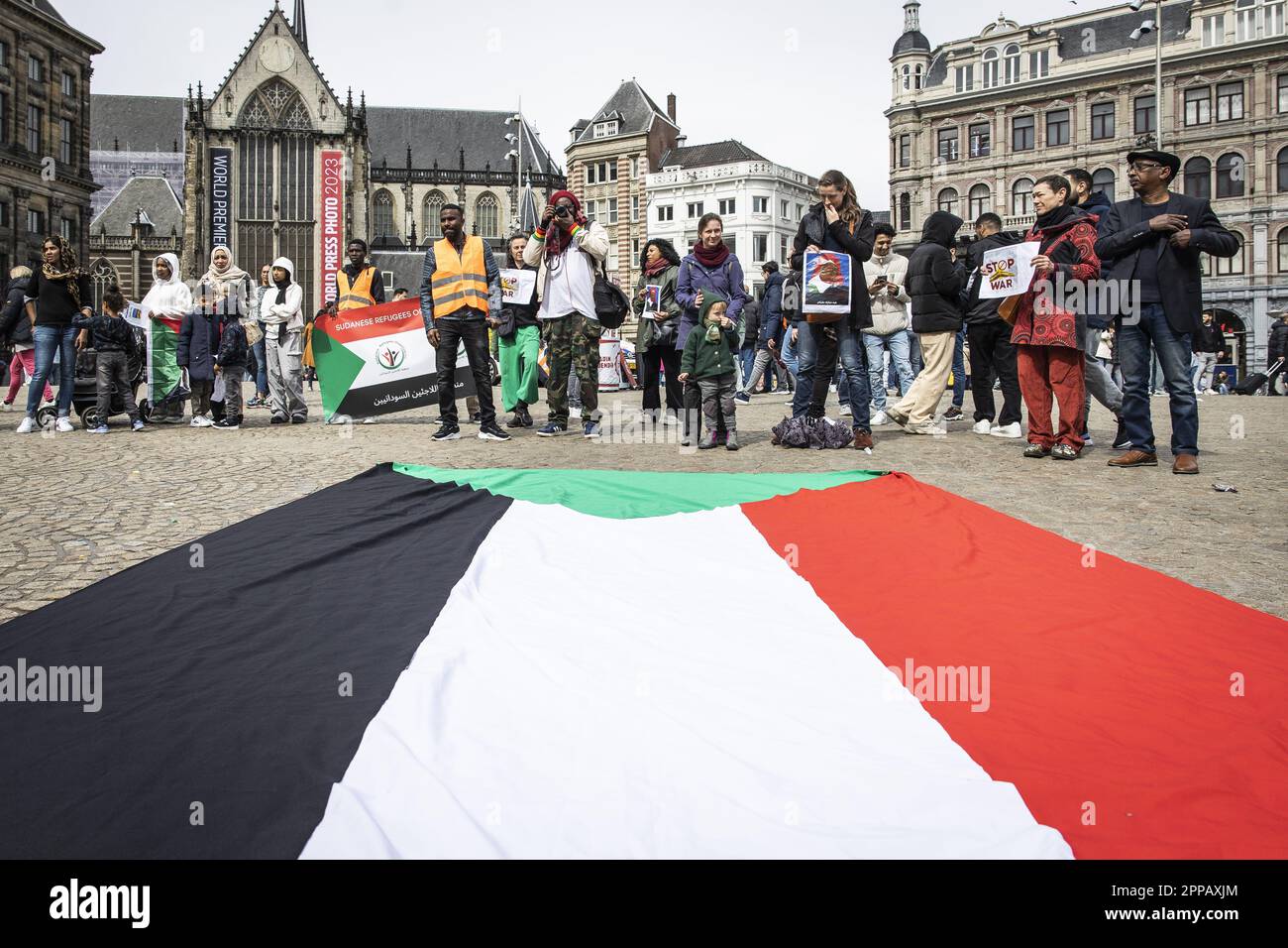 AMSTERDAM - sudanesische Flüchtlinge und Unterstützer auf dem Dam-Platz während eines Protests gegen den internen Krieg, der im Sudan ausgebrochen ist. Zwei rivalisierende Generäle kämpfen um die Kontrolle über das Land. ANP DINGENA MOL niederlande raus - belgien raus Stockfoto