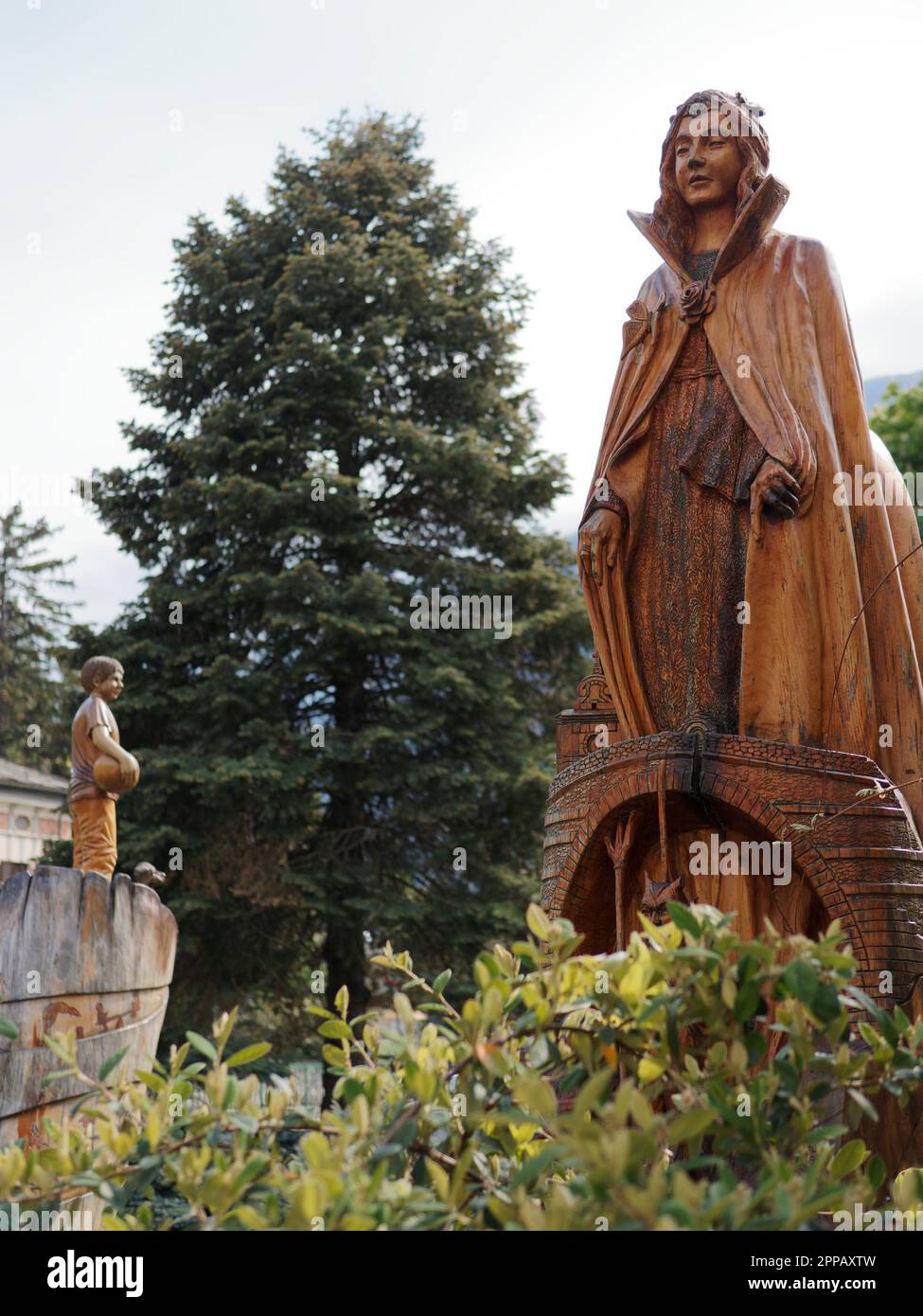 Hölzerne Statue einer Frau, die eine Garderobe trägt, in der Stadt Pont-Saint-Martin, Aosta Valley, NW Italien Stockfoto