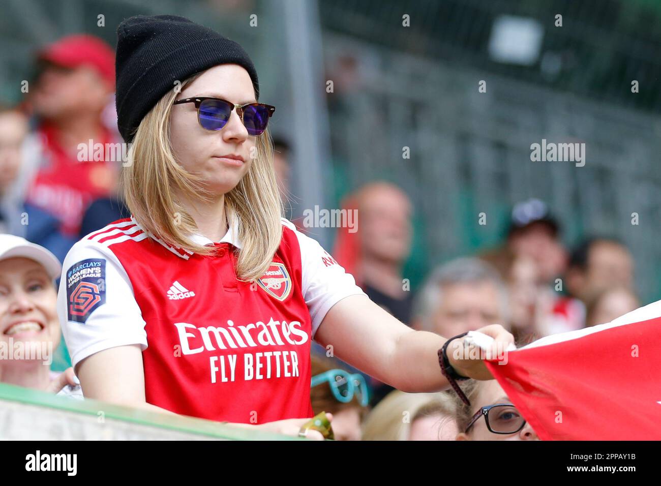 Wolfsburg, Deutschland. 23. April 2023. Arsenal-Fans jubeln am 23. April 2023 in der Volkswagen Arena in Wolfsburg. Während des Spiels zwischen VfL Wolfsburg und Arsenal, Halbfinale, Women Champions League (erste Etappe). ( Kredit: Iñaki Esnaola/Alamy Live News Stockfoto