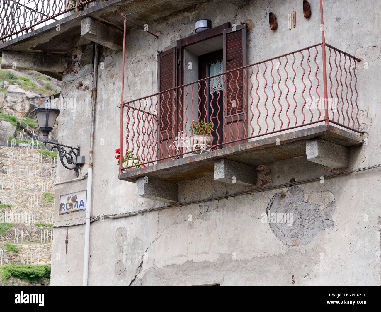 Gebäude mit Balkon, der repariert werden muss, im eigenen Pont-Saint-Martin, Aosta Valley, NW Italien Stockfoto