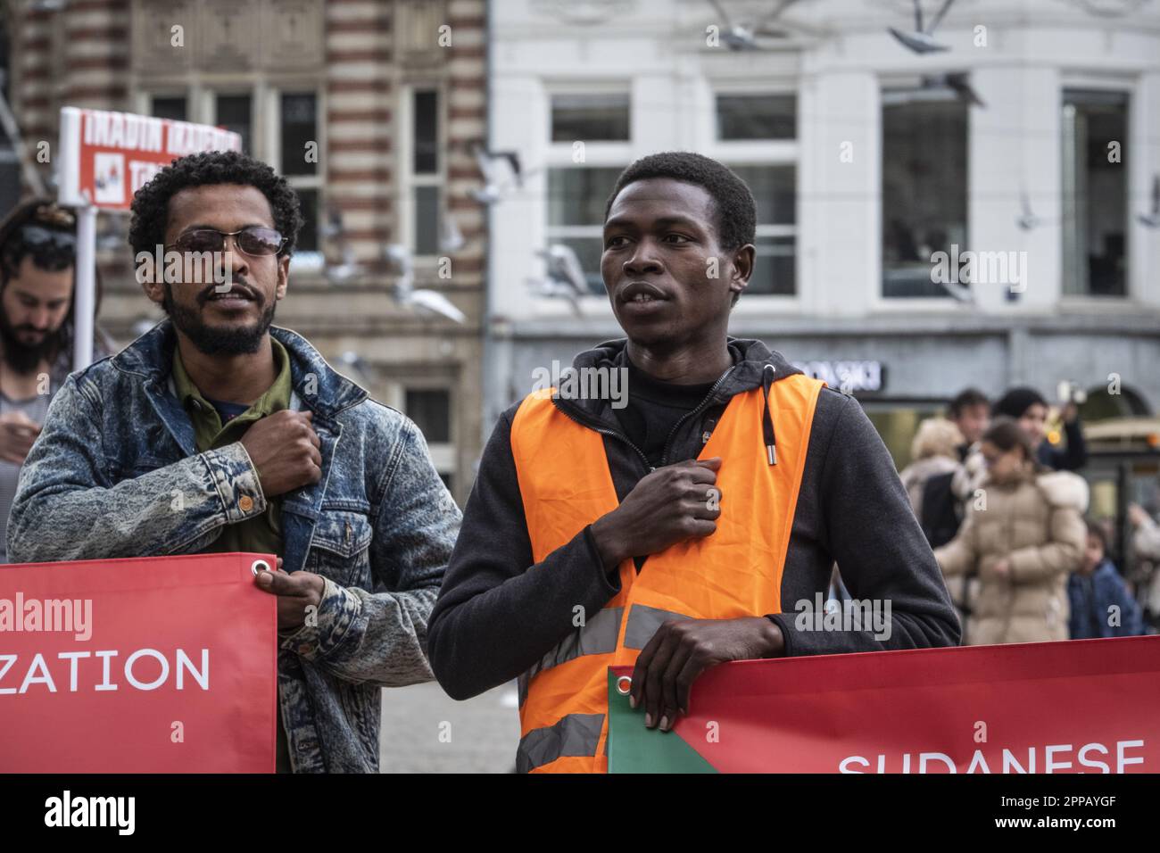 AMSTERDAM - sudanesische Flüchtlinge und Unterstützer auf dem Dam-Platz während eines Protests gegen den internen Krieg, der im Sudan ausgebrochen ist. Zwei rivalisierende Generäle kämpfen um die Kontrolle über das Land. ANP DINGENA MOL niederlande raus - belgien raus Stockfoto