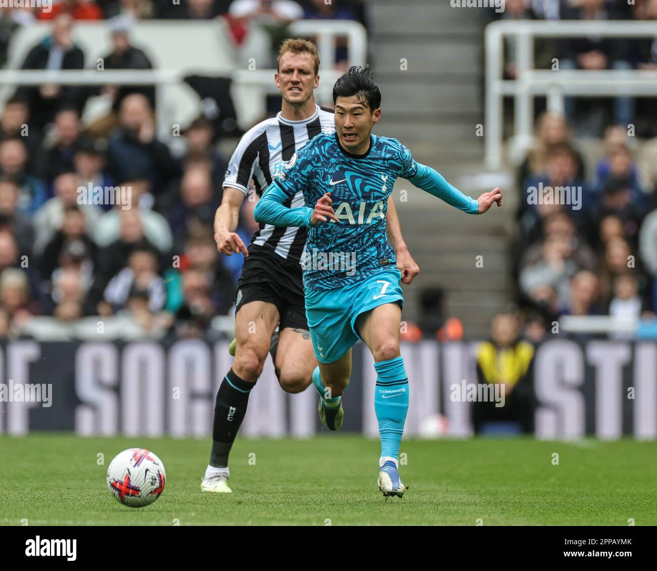 Sohn Heung-Min #7 von Tottenham Hotspur bricht beim Premier League-Spiel Newcastle United gegen Tottenham Hotspur in St. mit dem Ball James's Park, Newcastle, Großbritannien, 23. April 2023 (Foto: Mark Cosgrove/News Images) Stockfoto