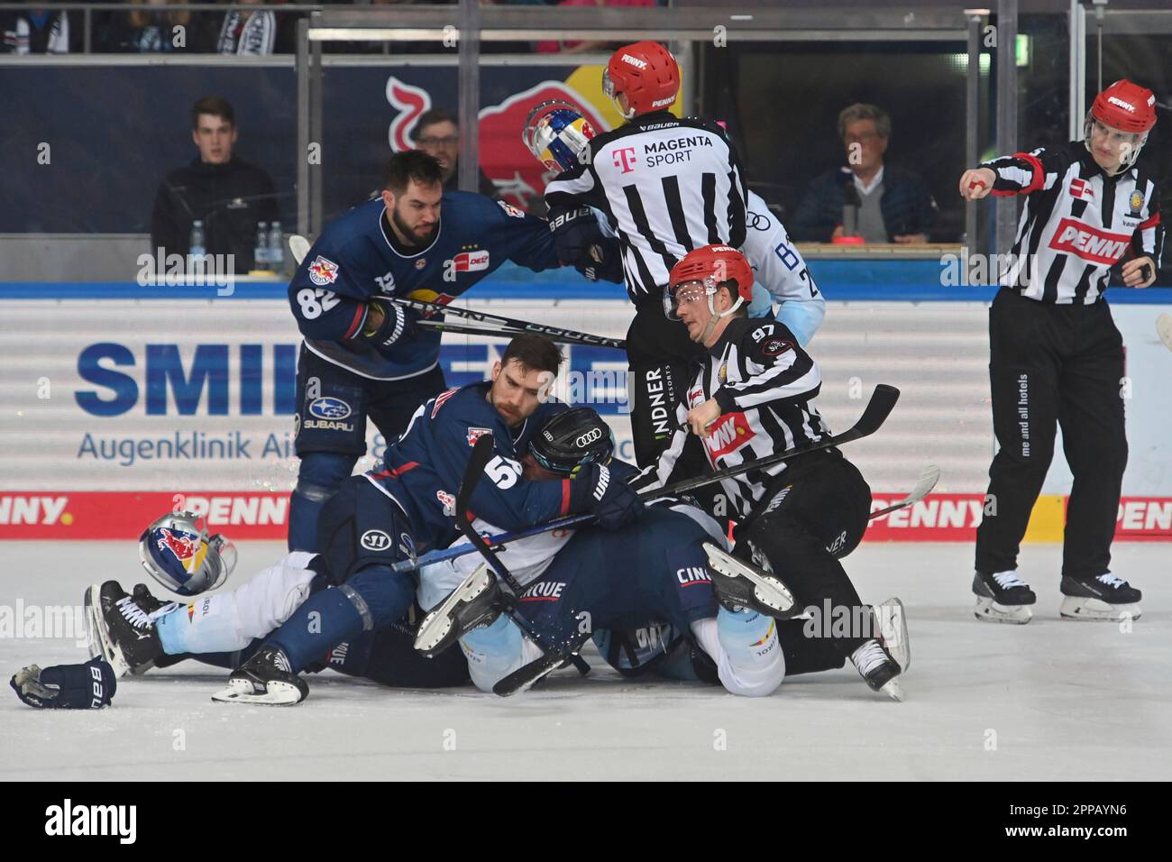 München, Deutschland. 23. April 2023. Pack Formation, Tussle, Schlägerei, Streit. EHC Red Bull Muenchen-EC Ingolstadt Ice Hockey DEL Play Off Final Game 5 am 23. April 2023. ? Kredit: dpa/Alamy Live News Stockfoto