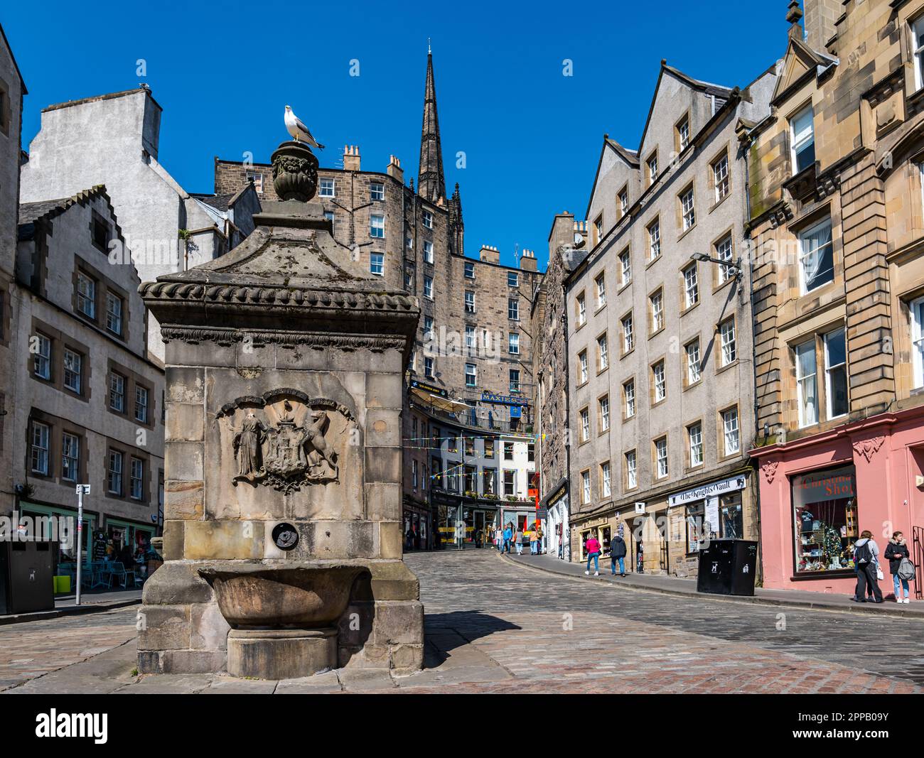 Alter Brunnen auf der Victoria Street, Grassmarket, Edinburgh, Schottland, Großbritannien Stockfoto