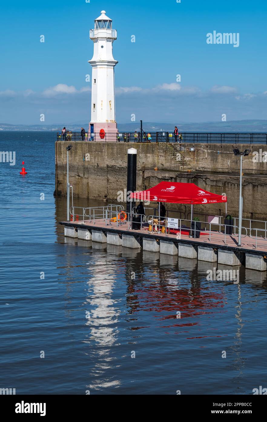 Newhaven Harbour Lighthouse und Viking Kreuzfahrtschiffsteg mit klarem blauen Himmel, Edinburgh, Schottland, Großbritannien Stockfoto