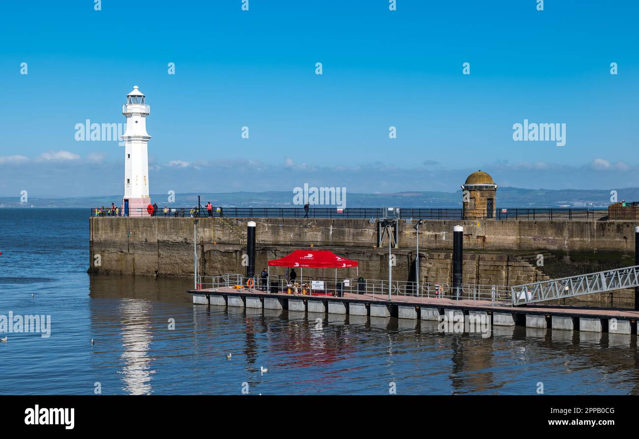 Newhaven Harbour Lighthouse und Viking Kreuzfahrtschiffsteg mit klarem blauen Himmel, Edinburgh, Schottland, Großbritannien Stockfoto