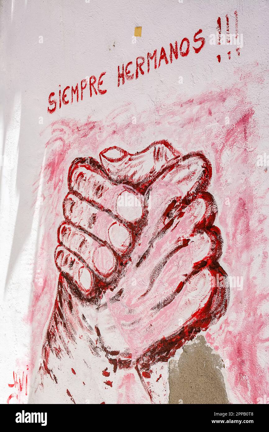 Badajoz, Spanien - 24. Juni 2022: Wandgemälde, die Bruderschaft mit zwei gemeinsamen Händen und der Inschrift "Always Brothers" repräsentieren Stockfoto