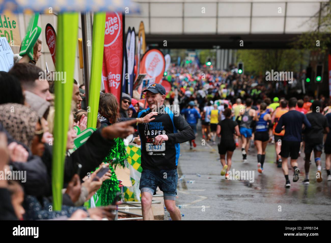 London, Großbritannien. 23. April 2023 Der TCS London Marathon 2023. Läufer des London Marathons. Bei Regen feuern die Zuschauer die London Marathon-Läufer an. Mehr als 40.000 Läufer fahren 26,2 km durch die Straßen der Hauptstadt, von Greenwich und Blackheath bis zum Ziel in der Mall, über Rotherhithe, Bermondsey, Canary Wharf und The City. Kredit: Waldemar Sikora/Alamy Live News. Stockfoto