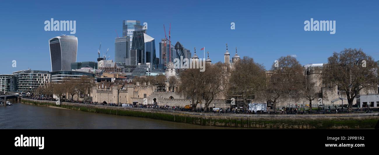 London Tower of London Frühjahrspanorama 2023 mit Londoner Gebäuden der Tower of London, offiziell der Königspalast seiner Majestät und die Festung o Stockfoto