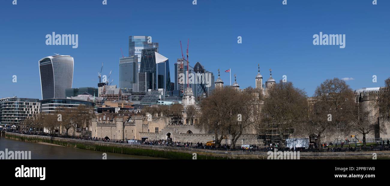 London Tower of London Frühjahrspanorama 2023 mit Londoner Gebäuden der Tower of London, offiziell der Königspalast seiner Majestät und die Festung o Stockfoto