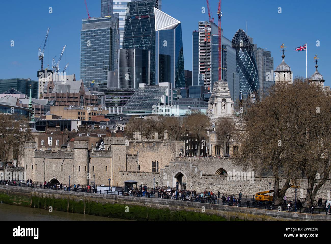 London Tower of London Frühling 2023 der Tower of London, offiziell der Königspalast seiner Majestät und die Festung des Tower of London, ist ein historisches castl Stockfoto