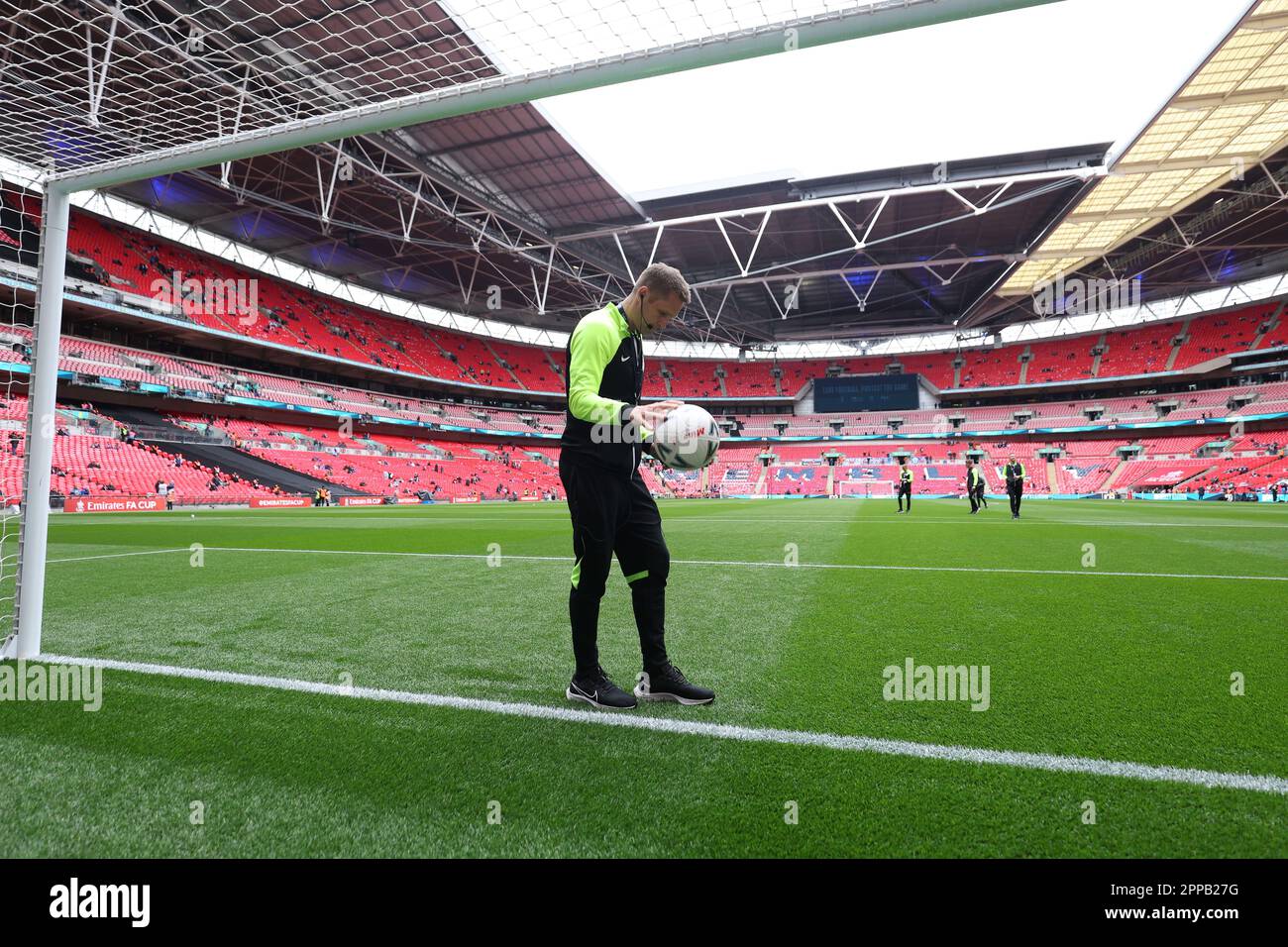 Wembley Stadium, London, Großbritannien. 23. April 2023. FA Cup Halbfinale Fußball, Brighton und Hove Albion gegen Manchester United; Schiedsrichter Craig Pawson testet die Hawk-Eye Goal Line-Technologie vor dem Anpfiff Credit: Action Plus Sports/Alamy Live News Stockfoto