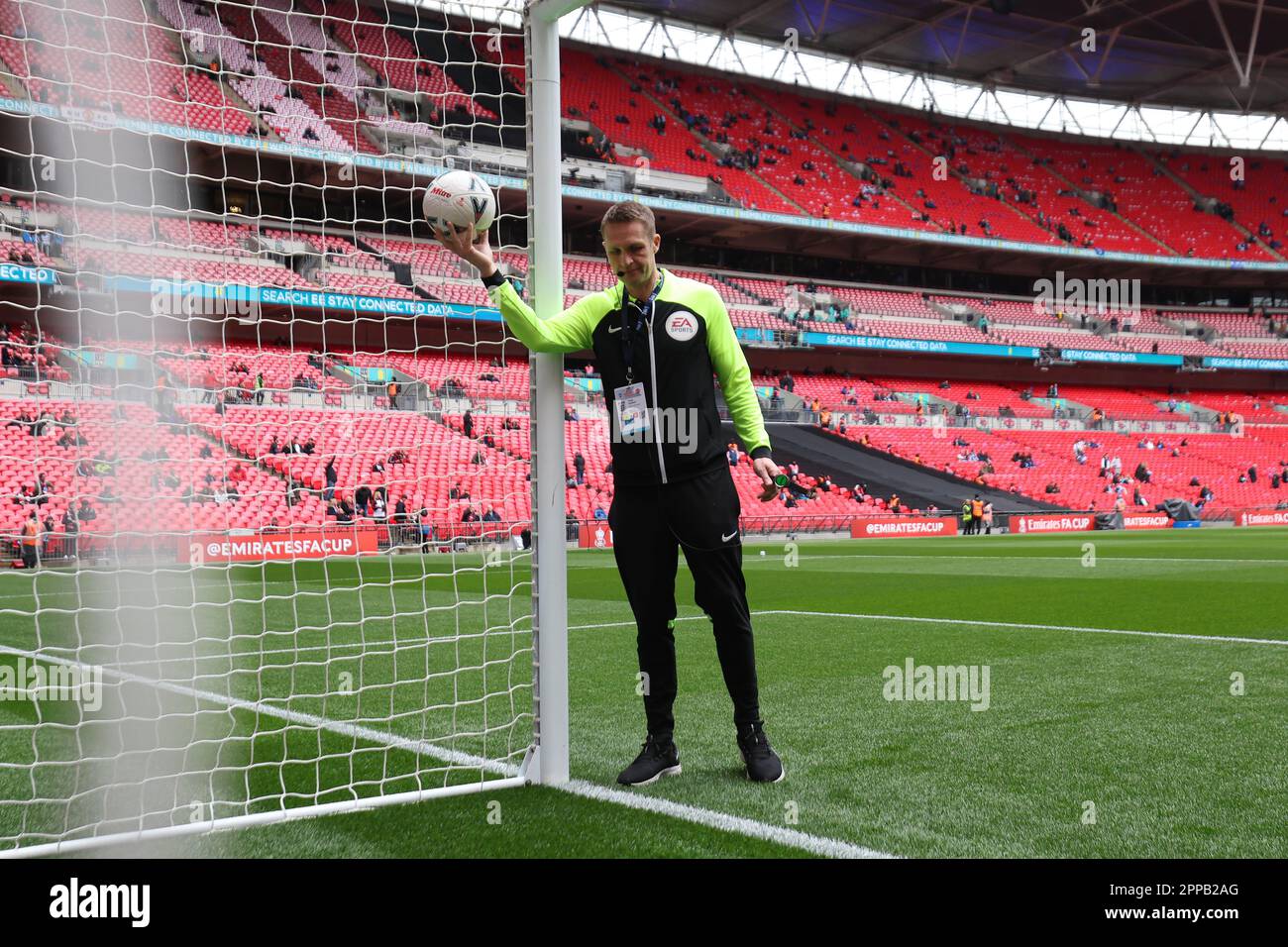 Wembley Stadium, London, Großbritannien. 23. April 2023. FA Cup Halbfinale Fußball, Brighton und Hove Albion gegen Manchester United; Schiedsrichter Craig Pawson testet die Hawk-Eye Goal Line-Technologie vor dem Anpfiff Credit: Action Plus Sports/Alamy Live News Stockfoto