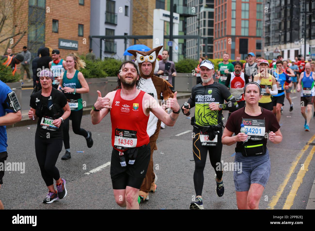 London, Großbritannien. 23. April 2023 Der TCS London Marathon 2023. Läufer des London Marathons. Bei Regen feuern die Zuschauer die London Marathon-Läufer an. Mehr als 40.000 Läufer fahren 26,2 km durch die Straßen der Hauptstadt, von Greenwich und Blackheath bis zum Ziel in der Mall, über Rotherhithe, Bermondsey, Canary Wharf und The City. Kredit: Waldemar Sikora/Alamy Live News. Stockfoto