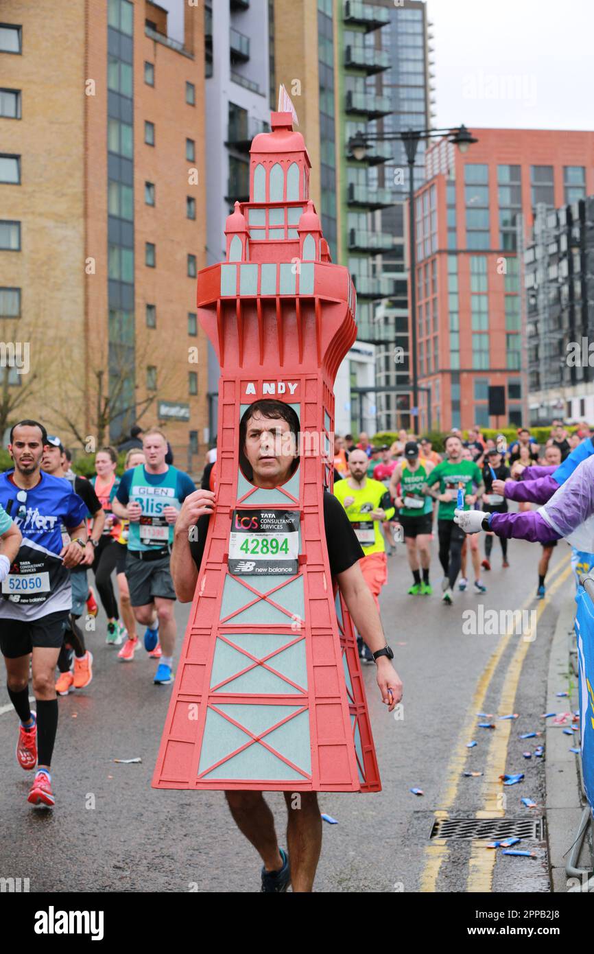 London, Großbritannien. 23. April 2023 Der TCS London Marathon 2023. Läufer des London Marathons. Bei Regen feuern die Zuschauer die London Marathon-Läufer an. Mehr als 40.000 Läufer fahren 26,2 km durch die Straßen der Hauptstadt, von Greenwich und Blackheath bis zum Ziel in der Mall, über Rotherhithe, Bermondsey, Canary Wharf und The City. Kredit: Waldemar Sikora/Alamy Live News. Stockfoto