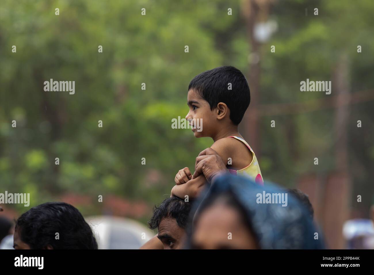 Dhaka, Bangladesch. 23. April 2023. Ein Mann, der während des Eid Holiday in Dhaka im Bangladesch National Zoo ein Kind auf den Schultern trug (Foto von Sazzad Hossain/SOPA Images/Sipa USA). SIPA USA/Alamy Live News Stockfoto