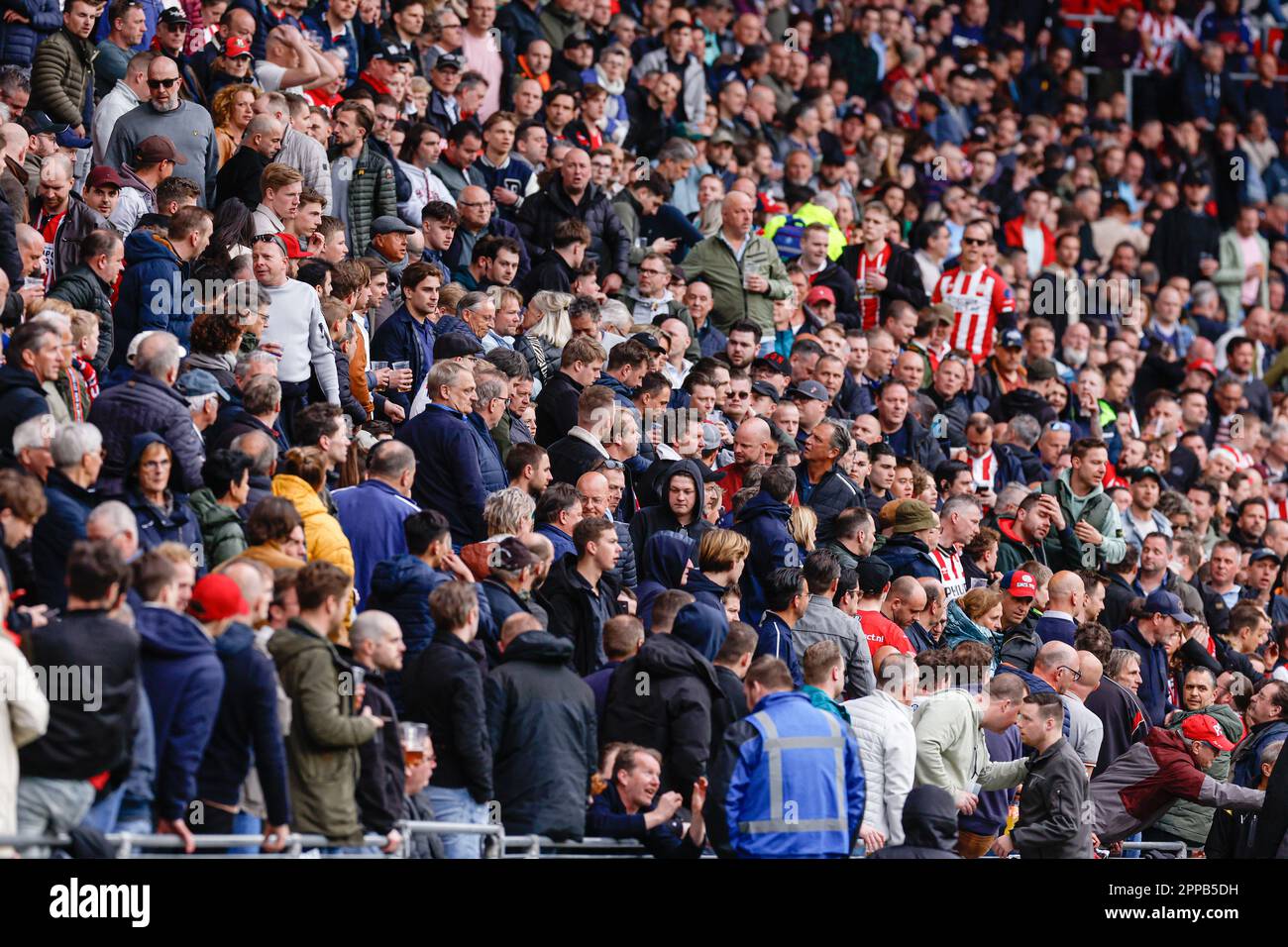 Eindhoven, Niederlande. 23. April 2023. EINDHOVEN, NIEDERLANDE - APRIL 23: Fans und Unterstützer von PSV Eindhoven während des Spiels wird aufgrund von Publikumsschwierigkeiten während des Eredivisie-Spiels zwischen PSV und Ajax im Philips Stadion am 23. April 2023 in Eindhoven, Niederlande (Foto von Marcel ter Bals/Orange Pictures) Guthaben: Orange Pics BV/Alamy Live News Stockfoto