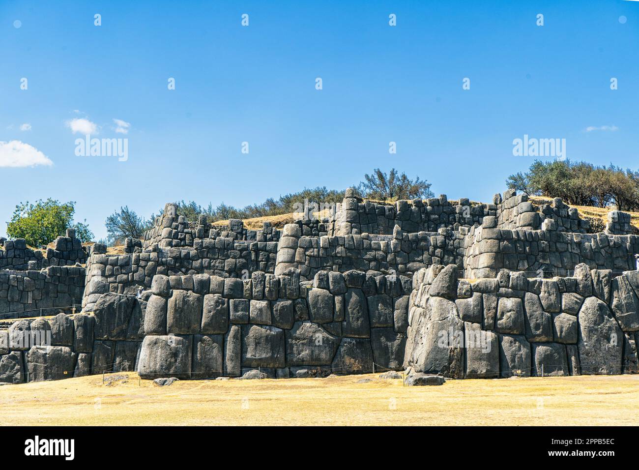 Die archäologische Rundfahrt von Sacsayhuaman in Cusco liegt ganz in der Nähe der Stadt Cusco und einer beeindruckenden Inka-Siedlung Stockfoto