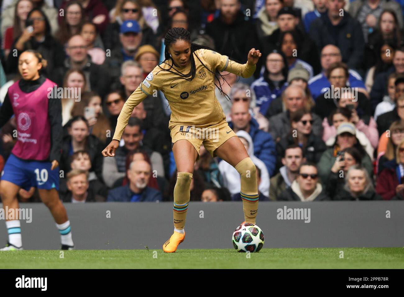 London, Großbritannien. 23. April 2023. Salma Paralluelo von Barcelona Women in Aktion während des Halbfinalspiels der Womens Champions League auf der First Leg zwischen Chelsea Women und Barcelona Femenino am 22. April 2023 auf der Stamford Bridge, London, England. Foto: Ken Sparks. Nur redaktionelle Verwendung, Lizenz für kommerzielle Verwendung erforderlich. Keine Verwendung bei Wetten, Spielen oder Veröffentlichungen von Clubs/Ligen/Spielern. Kredit: UK Sports Pics Ltd/Alamy Live News Stockfoto