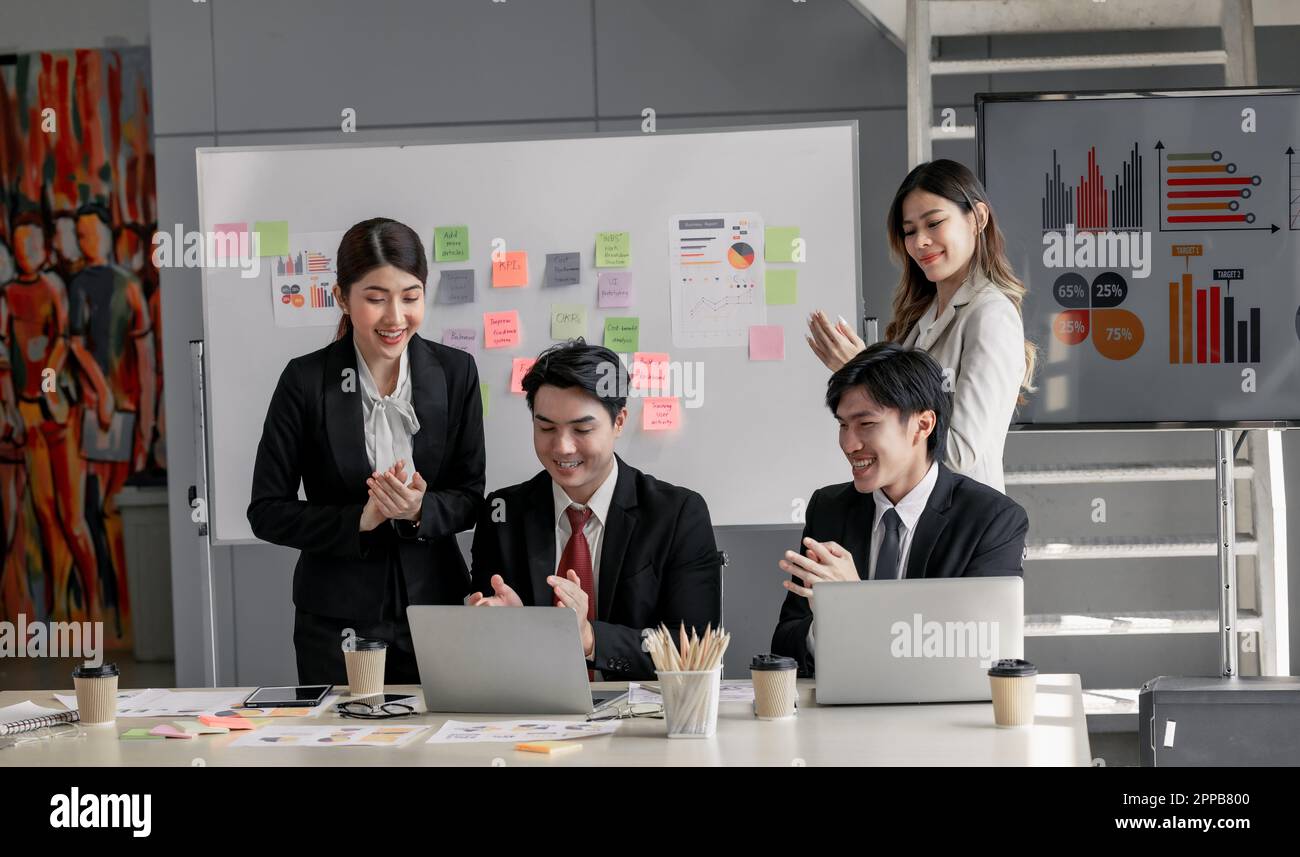 Wenn die Leistung eines agilen Business-Teams positives Kundenfeedback erhält und die Erwartungen erfüllt, ist jedes Mitglied begeistert und feiert seine Begeisterung Stockfoto