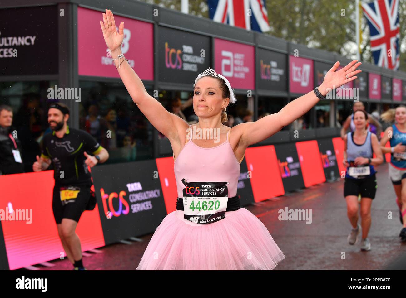 London, Großbritannien. 23. April 2023. TCS 2023 London Marathon; Eine Ballerina überquert die Ziellinie Credit: Action Plus Sports/Alamy Live News Stockfoto