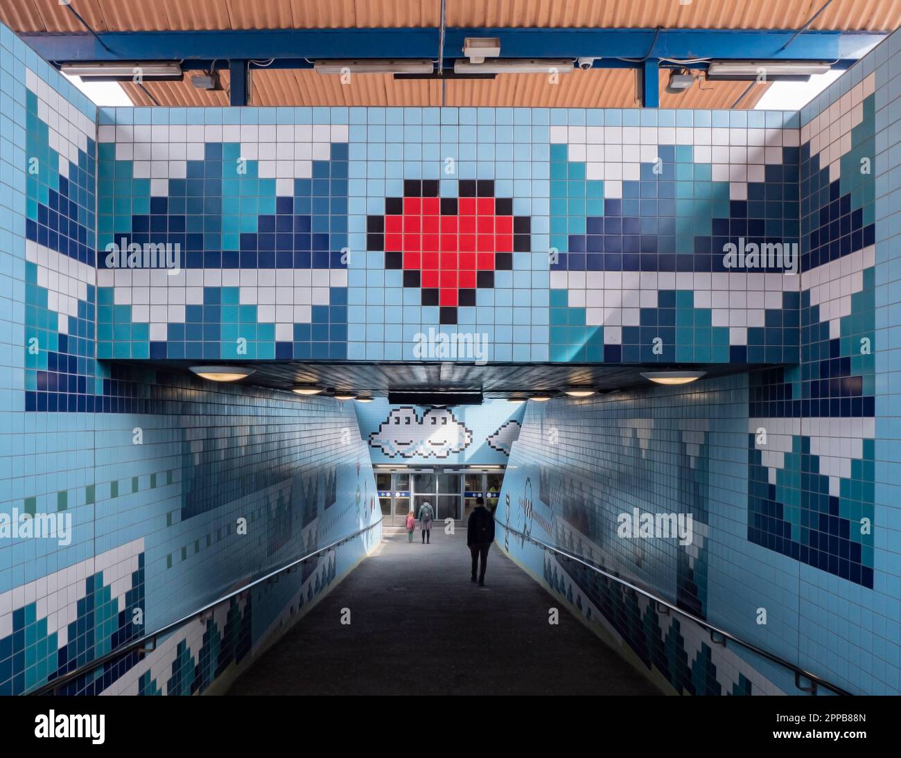 STOCKHOLM, SCHWEDEN - 23 2023. APRIL: U-Bahn-Kunst in Stockholms Thorildsplan-Station. Künstler: Lars Arrhenius. Stockfoto