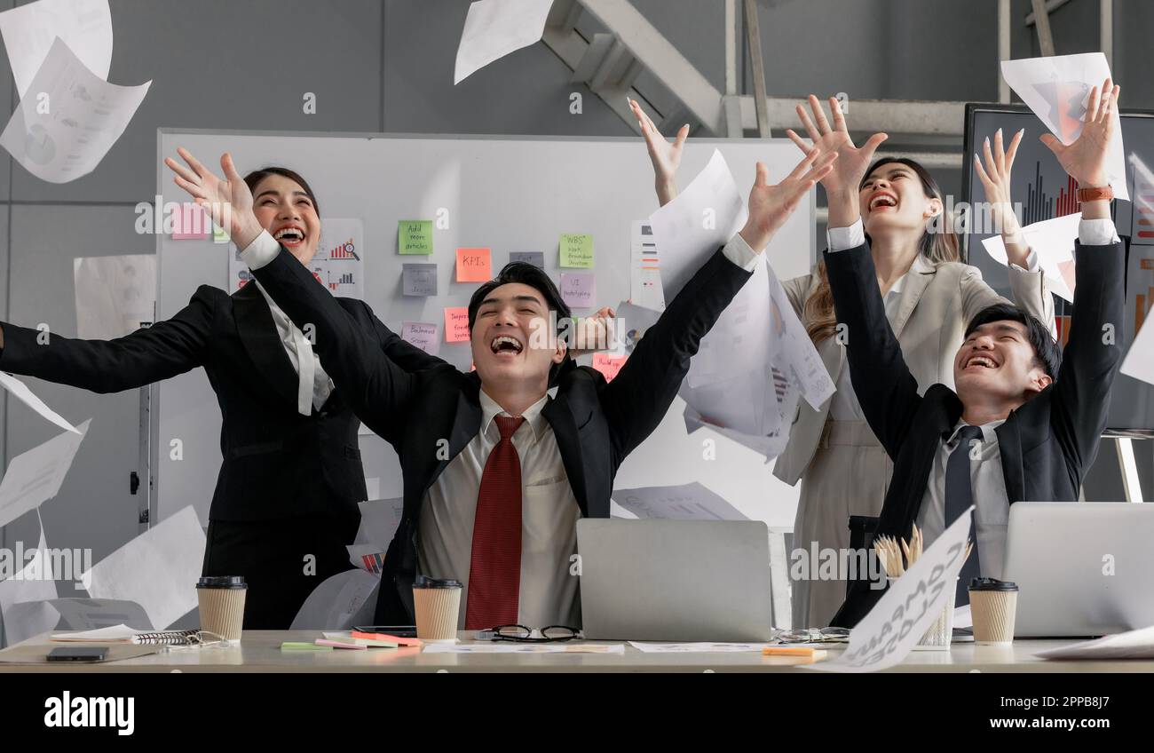 Wenn die Leistung eines agilen Business-Teams positives Kundenfeedback erhält und die Erwartungen erfüllt, ist jedes Mitglied begeistert und feiert seine Begeisterung Stockfoto