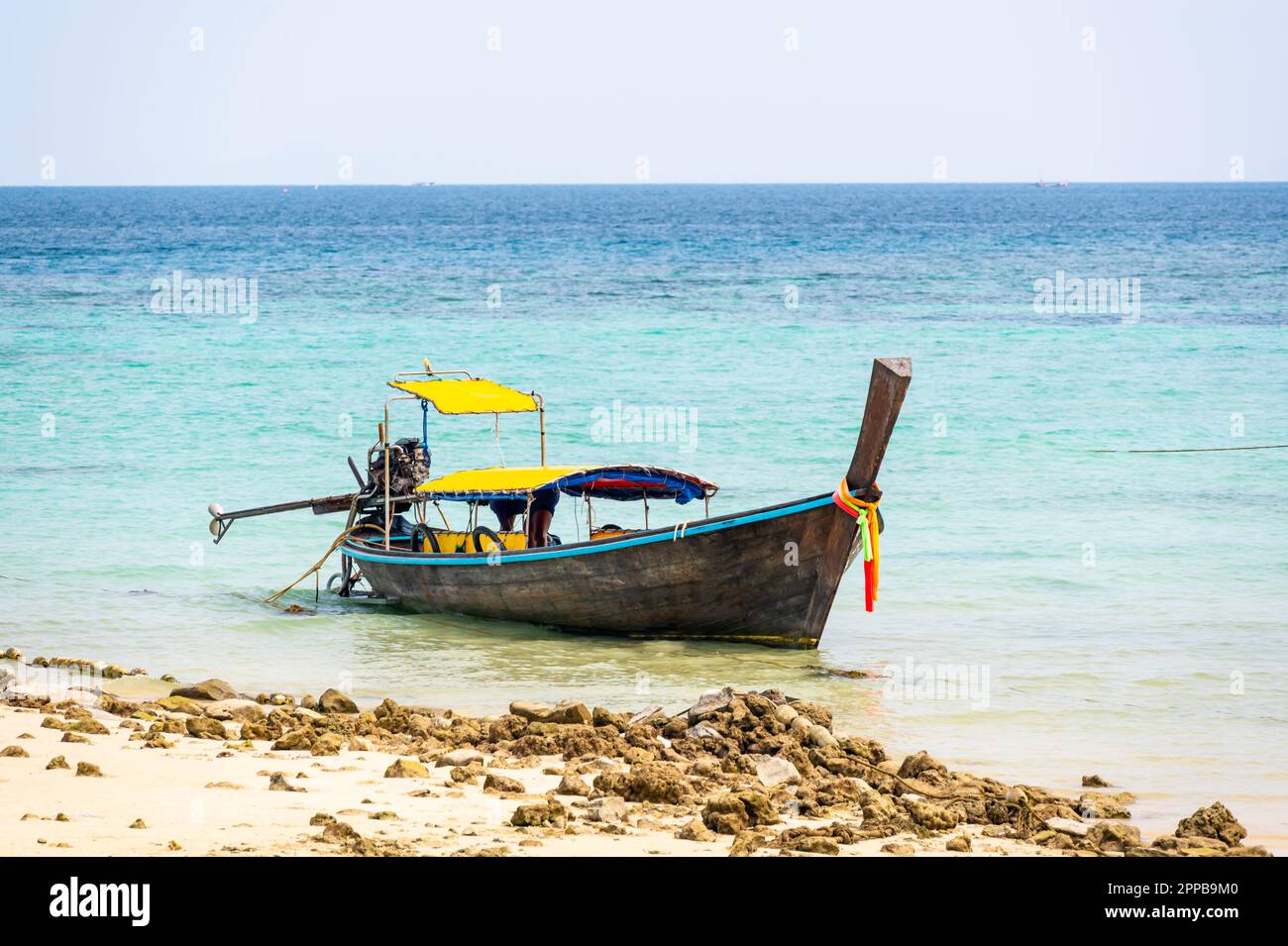 Langschwanzboote in der Nähe des tropischen Strandes in Ko Phi, Thailand. Tropischer Strand mit weißem Sand und türkisfarbenem Wasser, Konzept eines Urlaubs im Paradies. Stockfoto