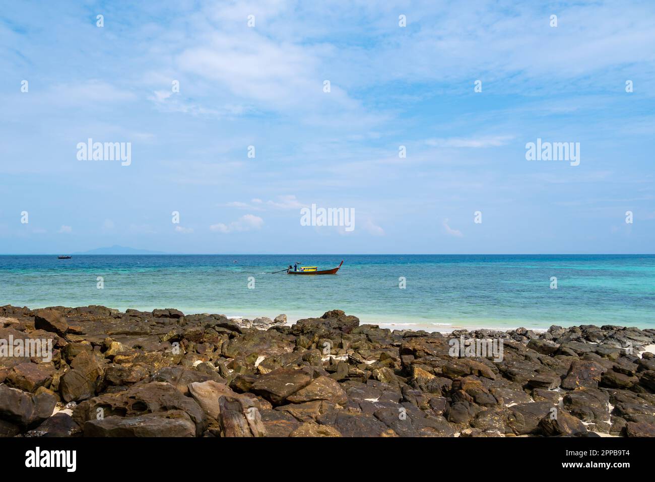 Langschwanzboote in der Nähe des tropischen Strandes in Ko Phi, Thailand. Tropischer Strand mit weißem Sand und türkisfarbenem Wasser, Konzept eines Urlaubs im Paradies. Stockfoto