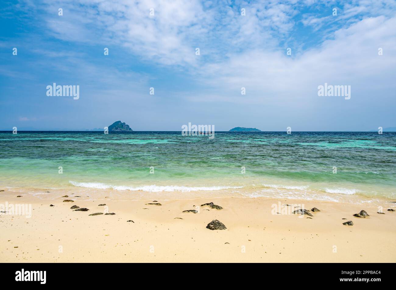 Blick auf den wunderschönen tropischen Strand auf den Ko Phi Phi Inseln, Thailand. Weißer Sand mit grünem Wald, Palmen und türkisfarbenem Wasser. Sommerwetter, Konzept von VA Stockfoto