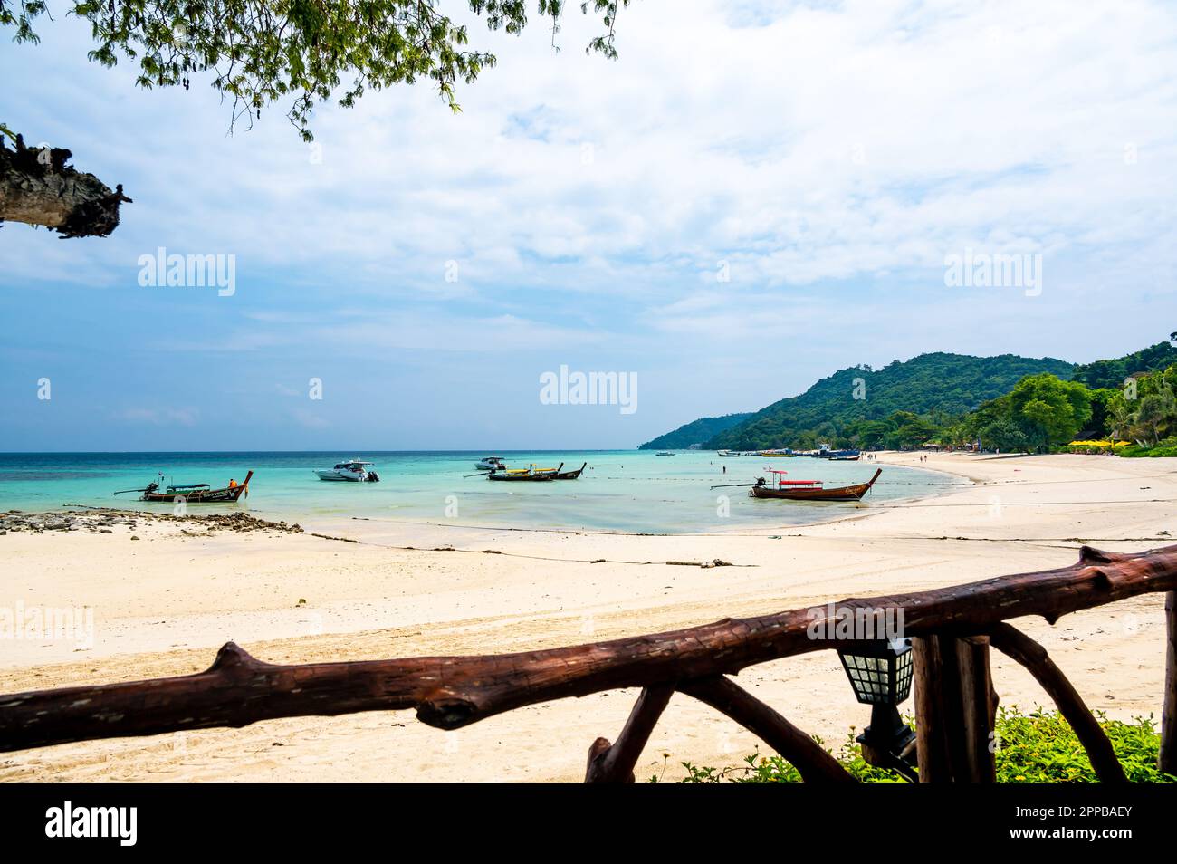 Langschwanzboote in der Nähe des tropischen Strandes in Ko Phi, Thailand. Tropischer Strand mit weißem Sand und türkisfarbenem Wasser, Konzept eines Urlaubs im Paradies. Stockfoto