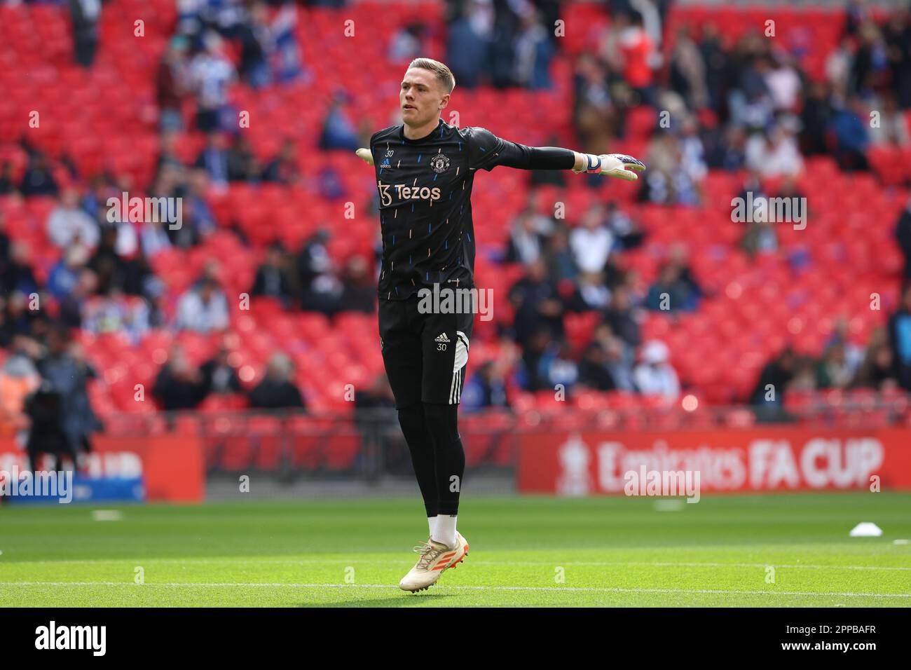 Wembley Stadium, London, Großbritannien. 23. April 2023. FA Cup Halbfinale Fußball, Brighton und Hove Albion gegen Manchester United; Torwart Nathan Bishop von Manchester United Warming Up Credit: Action Plus Sports/Alamy Live News Stockfoto