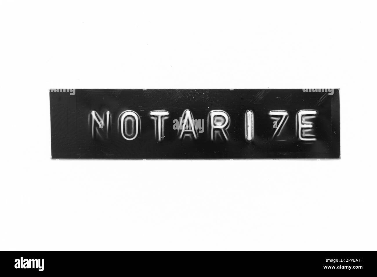 Schwarzes Banner mit geprägtem Buchstaben und Wort notariell auf weißem Papierhintergrund Stockfoto