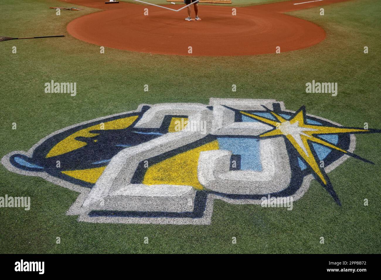 St. Petersburg, Florida, USA; Ein allgemeines Bild des Tampa Bay Rays 25. Anniversary Logos für die Saison 2023 vor einem MLB-Spiel gegen die Chicago White Stockfoto