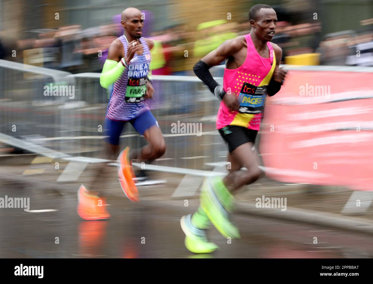 London, England, 23. April 2023. Sir Mo Farah (L) aus Großbritannien während des TCS London Marathon. Das Guthaben sollte lauten: Paul Terry/Alamy Live News Stockfoto