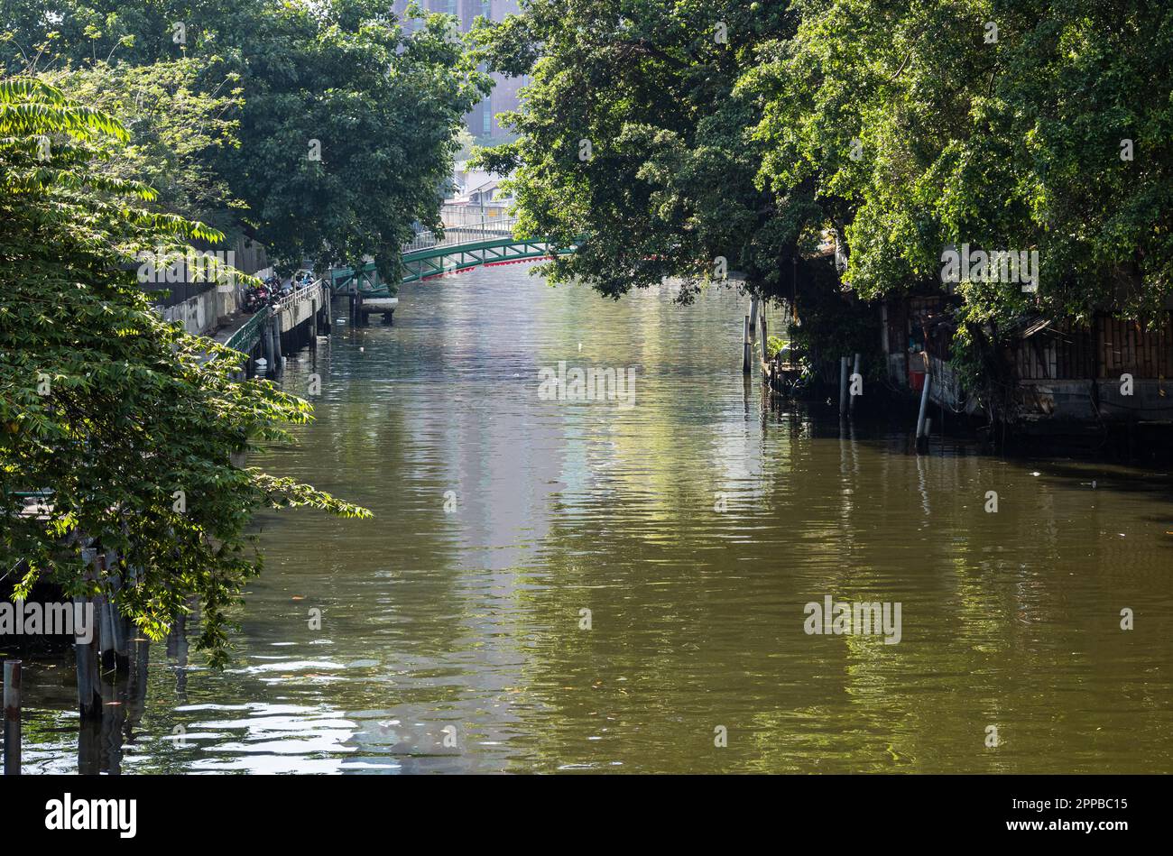 Khlong ist ein in Thailand verwendeter Begriff für einen Kanal oder eine Wasserstraße, der von Menschen geschaffen wurde und in der Regel mit einem Fluss oder Meer verbunden ist. Viele Kanäle sind da Stockfoto