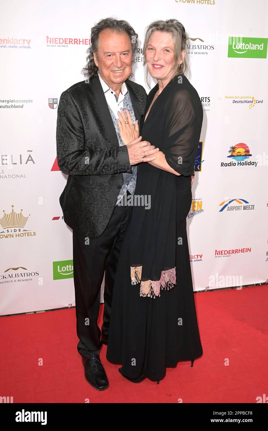 Chris Andrews mit Ehefrau Alexandra Andrews bei der Verleihung der Goldenen Sonne 2023 während der Sonnenklar. TV Gala im Wunderland Kalkar. Kalkar, 22.04.2023 Stockfoto