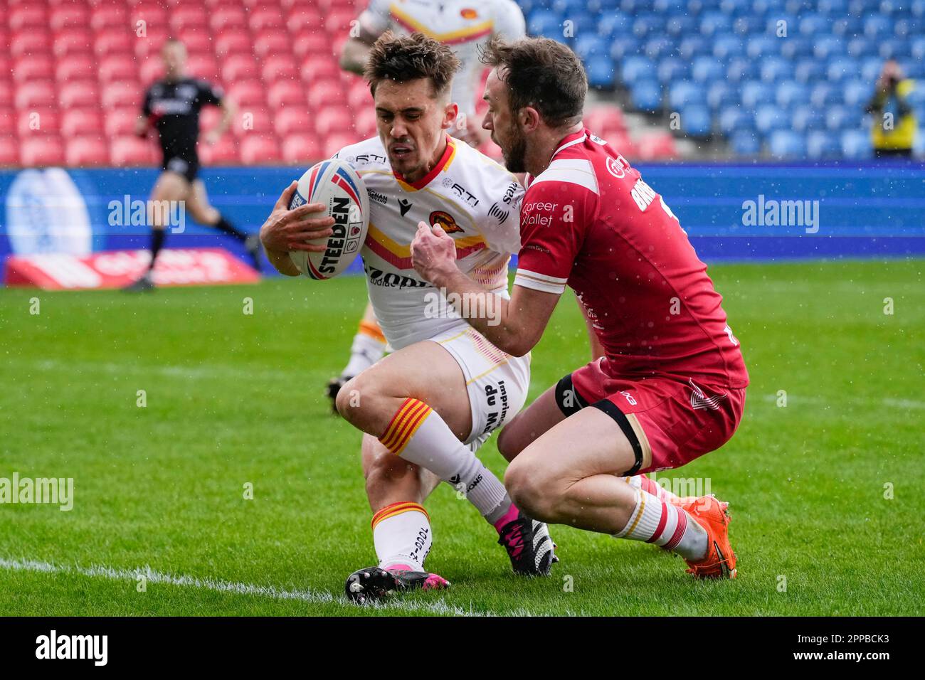 Ryan Brierley #1 von Salford Red Devils bekämpft Arthur Mourgue #1 of Catalans Dragons während des Spiels der Betfred Super League Round 10 Salford Red Devils vs Catalans Dragons im AJ Bell Stadium, Eccles, Großbritannien, 23. April 2023 (Foto von Steve Flynn/News Images) Stockfoto