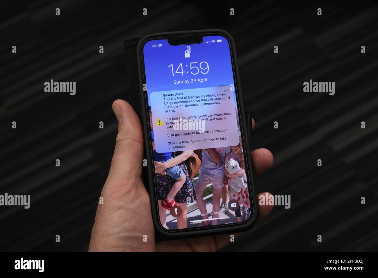 Die britische Regierung Notfallalarm Textnachricht auf einem iPhone um 14:59 am Sonntag, den 23. April 2023, London, Großbritannien. Stockfoto
