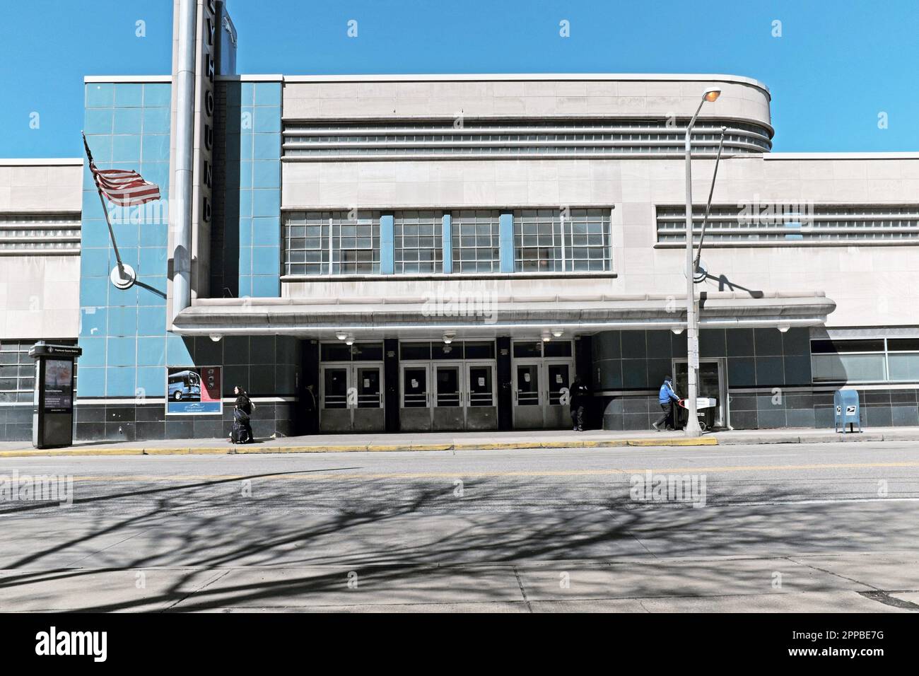 Der Greyhound-Busbahnhof in der Innenstadt von Cleveland wurde 1948 eröffnet und vom Architekten William Strudwick Arrasmith entworfen. Er ist zu einem berühmten architektonischen Meisterwerk geworden, das modernistische Architektur widerspiegelt. Der Bahnhof befindet sich an der Chester Avenue und befindet sich östlich der Innenstadt, sodass die wachsende Bevölkerung in der Innenstadt leicht erreichbar ist. Stockfoto